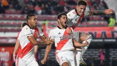 Robert Rojas festeja el gol en La Plata. 
