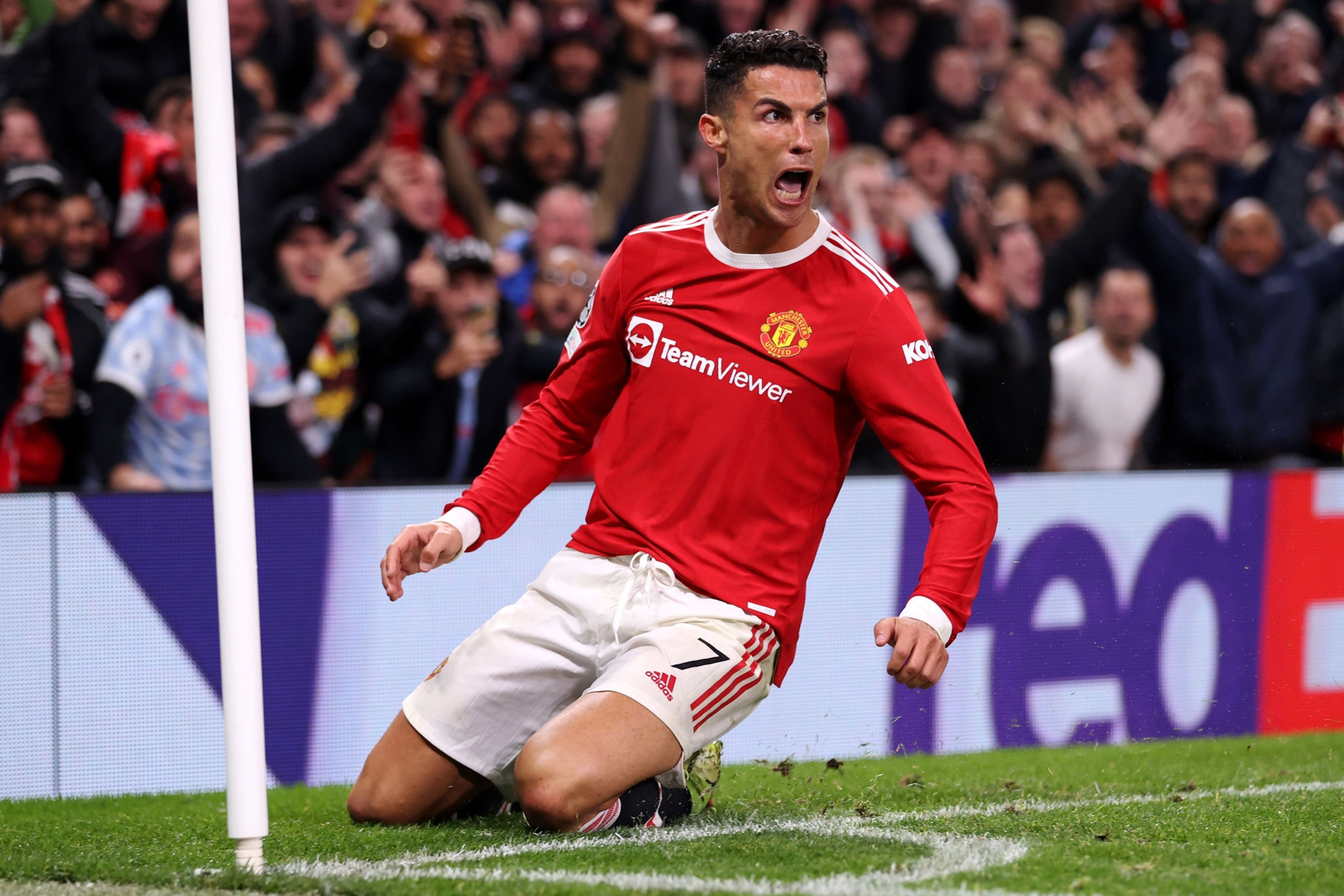 Cristiano Ronaldo festeja desaforado su gol para la victoria del Manchester United. 
