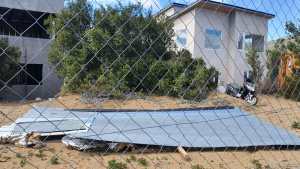 Árboles caídos, techos volados y cortes de luz por el temporal de viento en Bariloche