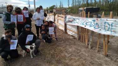 Las familias no quiere desalojar el lugar y se comprometieron a pagar por los terrenos. (Foto Pablo Accinelli)