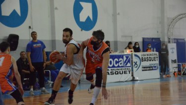 En la noche del viernes Petrolero puso en apuros a Roca, que lo cerró mejor y ganó un partido clave. Foto Gino Avoledo