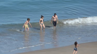 Chapuzón de primavera en las  playas de Las Grutas. Foto: Martín Brunella. 