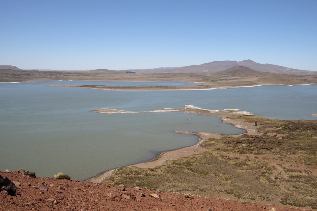 El Parque Nacional Laguna Blanca incluye un cuerpo de agua dulce de 1.700 hectáreas y unos 10 metros de profundidad