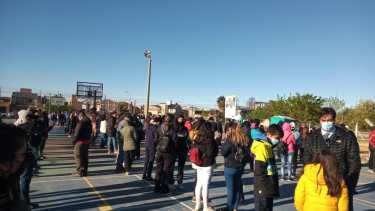 Hoy comenzó la vacunación a demanda para adolescentes en Neuquén y desde temprano hay largas colas en el estadio Ruca Che. (Gentileza)