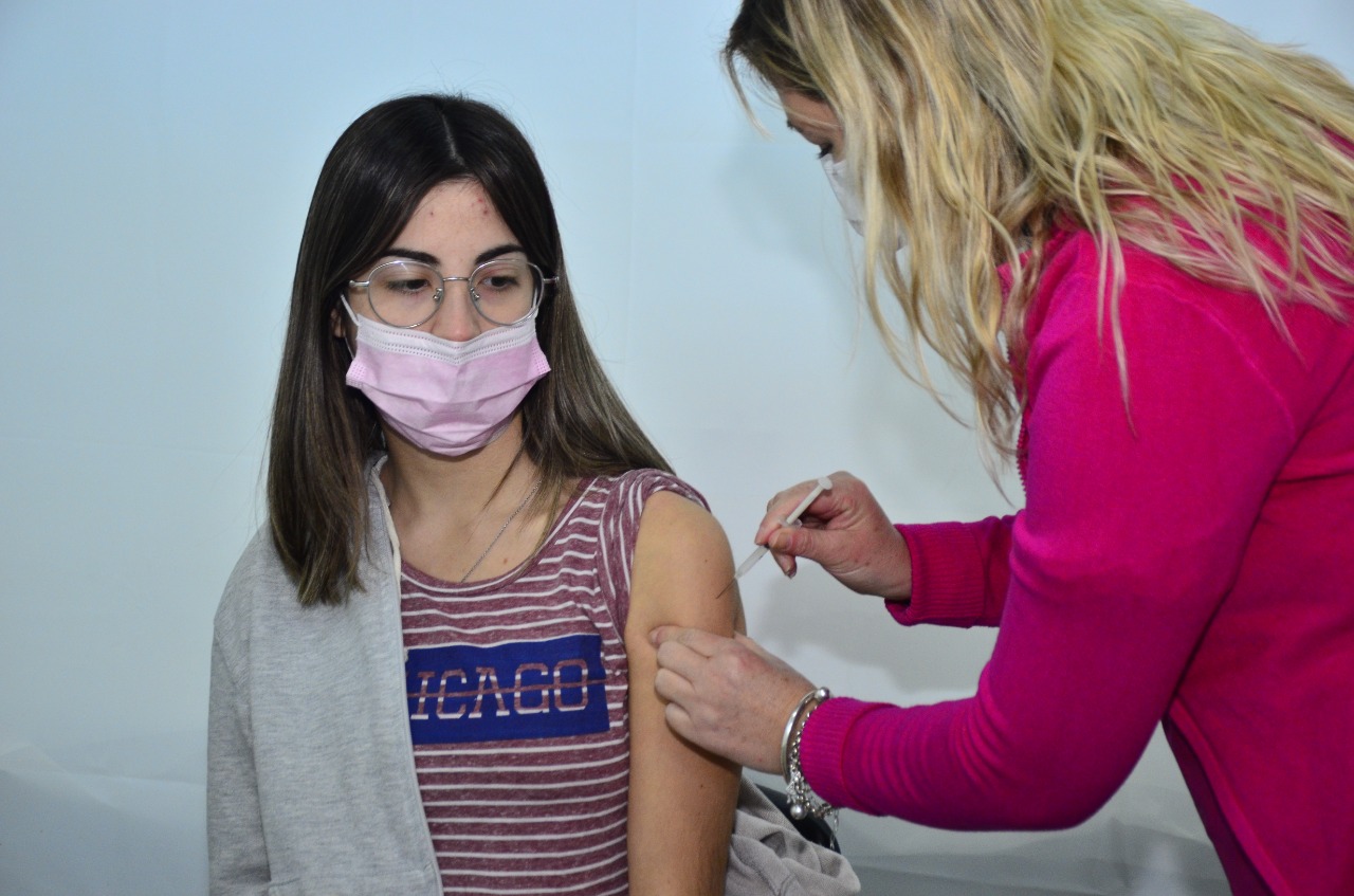 Se completará el esquema de vacunación con Moderna a adolescentes de Regina.
