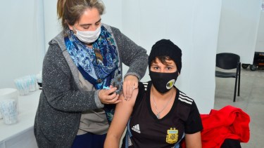 Mayores de 18 años ya están habilitados para recibir la dosis de refuerzo en Regina. (Foto Néstor Salas)