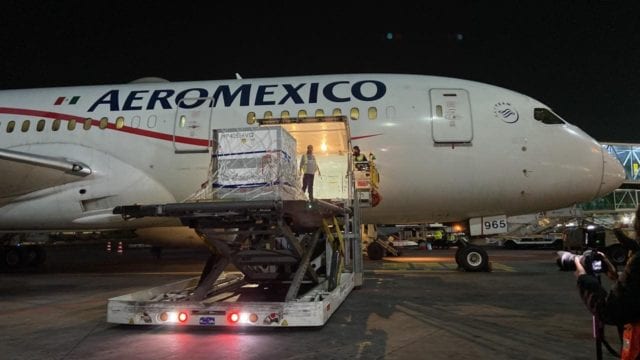 Uno de los envíos de vacunas AstraZeneca llegó a través de la empresa AeroMéxico. 