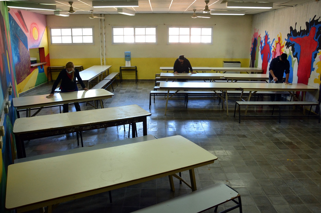 Las escuelas preparan espacios para volver con los comedores en la pandemia, con protocolos de mayores lugares y de turnos. Foto: Marcelo Ochoa.
