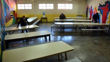 Las escuelas preparan espacios para volver con los comedores en la pandemia, con protocolos de mayores lugares y de turnos. Foto: Marcelo Ochoa.