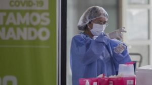 Covid-19: contactos estrechos con síntomas empezarán a considerarse casos positivos sin testeo