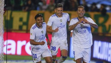 Edwin Cardona, la figura de la cancha, festeja el segundo gol del equipo. Foto: Télam