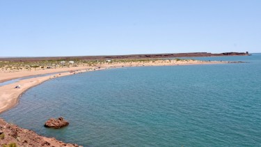 Pueblo Blanco es una playa que queda cruzando la represa, a 8 km y del lado rionegrino. Foto: Florencia Salto.
