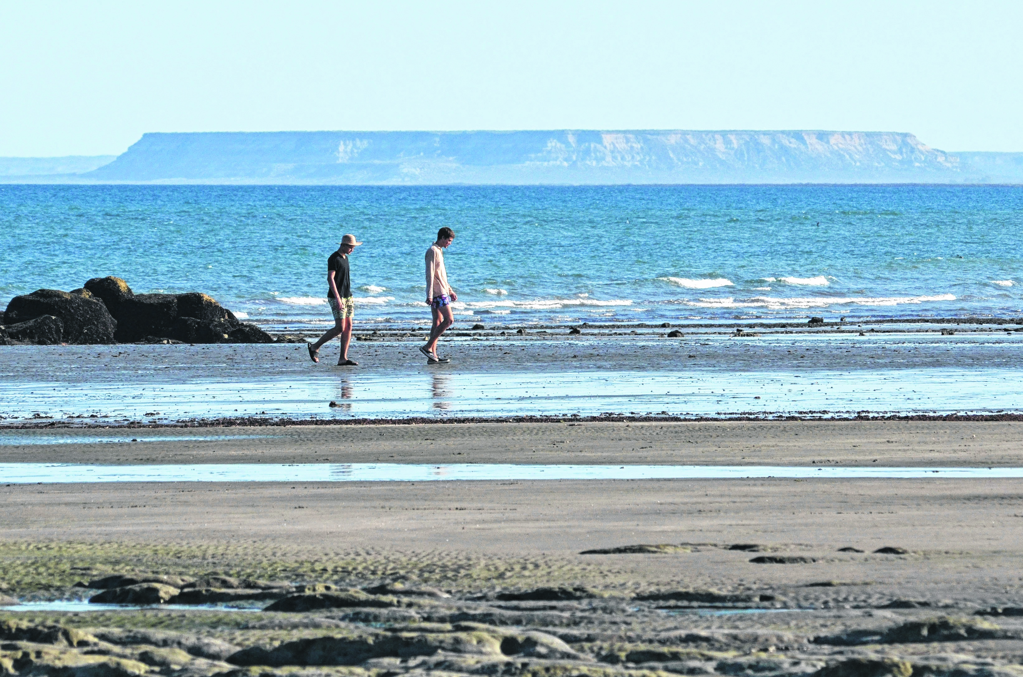 Una caminata por las playas ubicadas al sur de Las Grutas, una buena opción para disfrutar del destino, durante la calma de abril