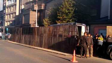 Las vallas tapan el edificio del Juzgado Federal de Bariloche. Foto: Gentileza