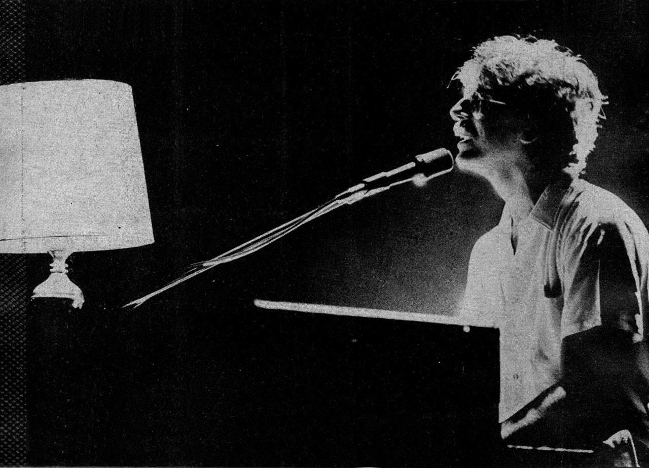 Charly García al piano, durante la presentación de Clics Modernos en el Luna Park, en diciembre de 1983.