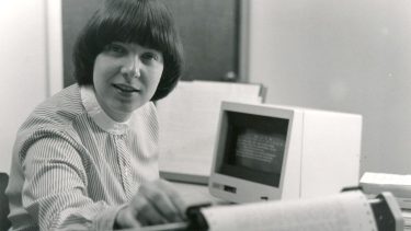 La escritora Gay Courter  desembolsó una verdadera fortuna (18.000 dólares) por una IBM para para escribir mientras cuidaba a sus hijos. Su novela “The Midwife” fue la primera escrita en una computadora. 