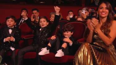 Los hijos del futbolista siguieron minuto a minuto de la premiación.