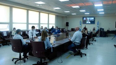 El despacho recogió los votos de Murisi, Sánchez, Caparroz, Abdala, Peralta, Parrilli, Mansilla, Castelli, Riccomini, Peressini y Rols. Por la negativa se inclinaron Esteves, Muñoz y Jure. (Foto Legislatura de Neuquén).-
