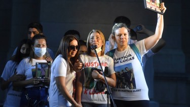 La madre del joven asesinado habla y se quiebra durante el acto realizado esta tarde. 
