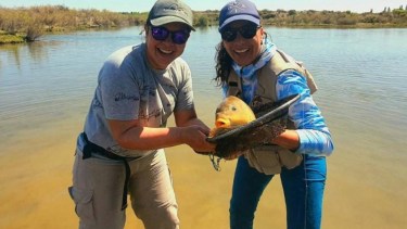 En Equipo. Vilma Alfonso (de La Plata) y Maby Rojas (de Plottier) en una laguna de Puesto Rivas en las cercanías de Arroyito, a unos 55 km de Neuquén. Foto: @mujeresmosqueraskuntur
