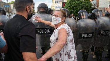 En medio de un clima de tensión, vecinos de Ramos Mejía se manifestaban esta noche. Foto: Noticias Argentinas.-