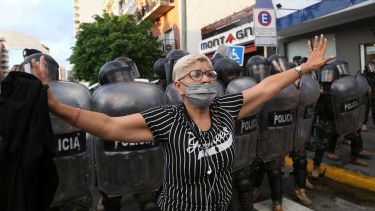 En medio de un clima de tensión, vecinos de Ramos Mejía se manifestaban esta noche. Foto: Noticias Argentinas.-