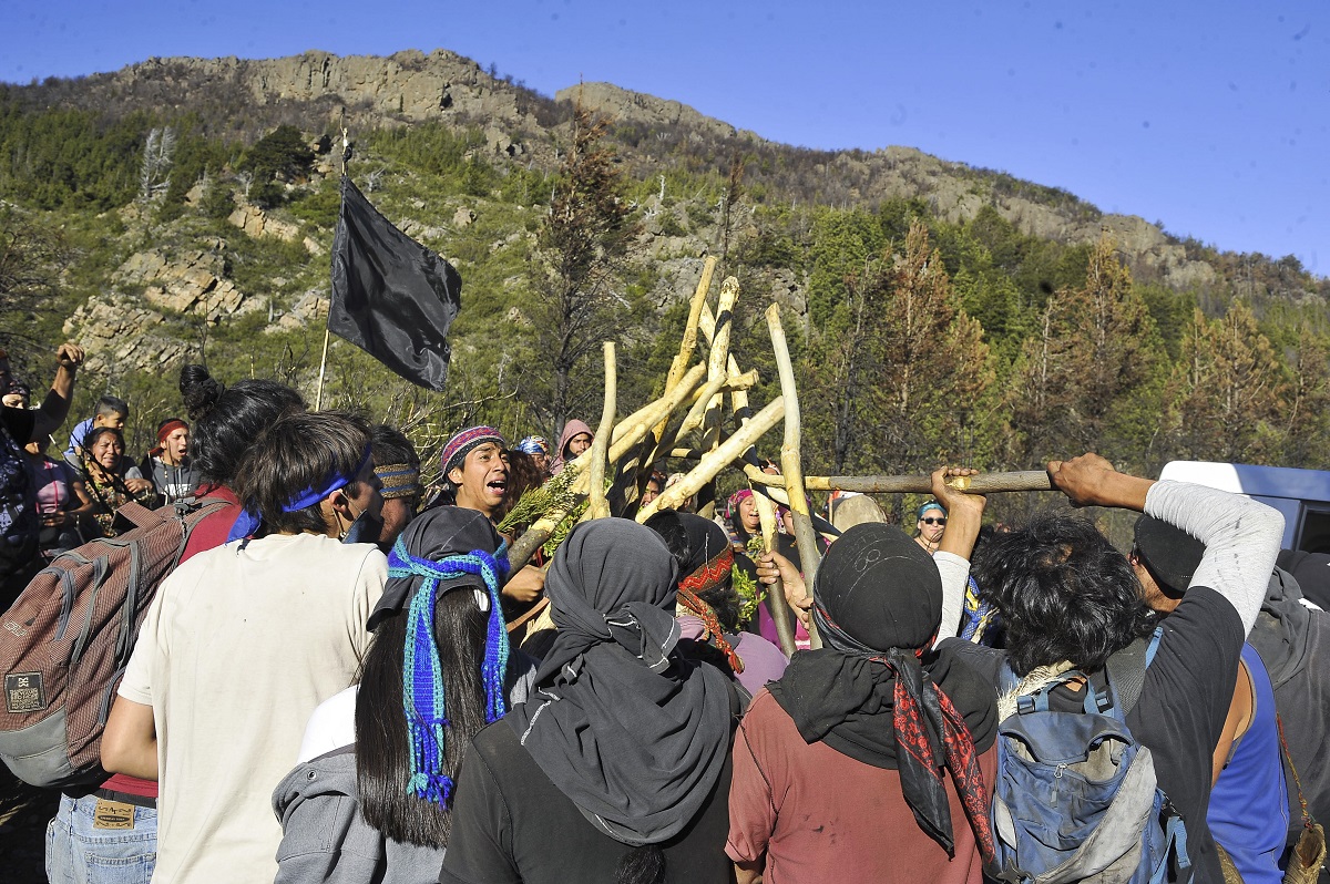 Ceremonia mapuche para despedir al joven asesinado en el territorio recuperado de Cuesta del Ternero. Foto: Télam/ Alejandra Bartoliche
