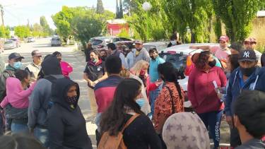 Blanco, junto al candidato a diputado Godoy, vienen acompañando los cortes de ruta de los parceleros. (Gentileza).-