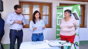 Vecinos de Allen firmaron un convenio con el Municipio para pagar lotes sociales