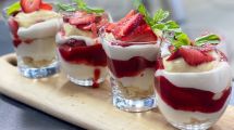 Imagen de Un postre tentador: triffle de cheesecake con frutillas