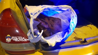 La carne sustraída fue depositada en el baúl del taxi. Foto: Prensa Policía. 