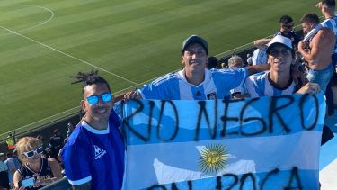Fernando, Facundo y Nahuel con la bandera de Roca. 