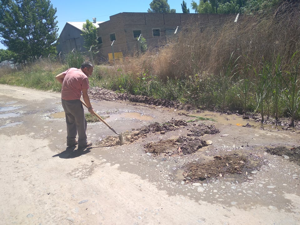 Un hombre decidió arreglar los pozos que la Municipalidad hace meses que no repara. (Foto: Centenario Digital)