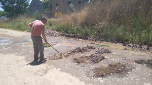 Un hombre de Centenario se cansó de esperar que arreglaran la calle y lo hizo él