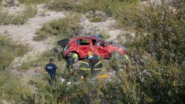 Un auto cayó por un barranco en la zona de Paso Córdoba, en Roca