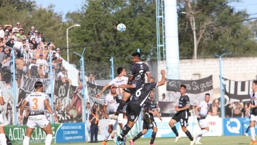 El partido tuvo muchas pelotas paradas pero ninguno pudo marcar.  Foto: Matías Tambone 