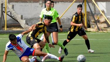 Pacífico superó a Atlético Neuquén en la capital neuquina. Fotos: Yamil Regules 