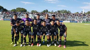 La formación de Cipolletti, con la hincha de fondo en Río Cuarto. Fotos: gentileza Matías Tambone  