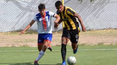 Pacífico superó a Atlético Neuquén en la capital neuquina. Fotos: Yamil Regules 