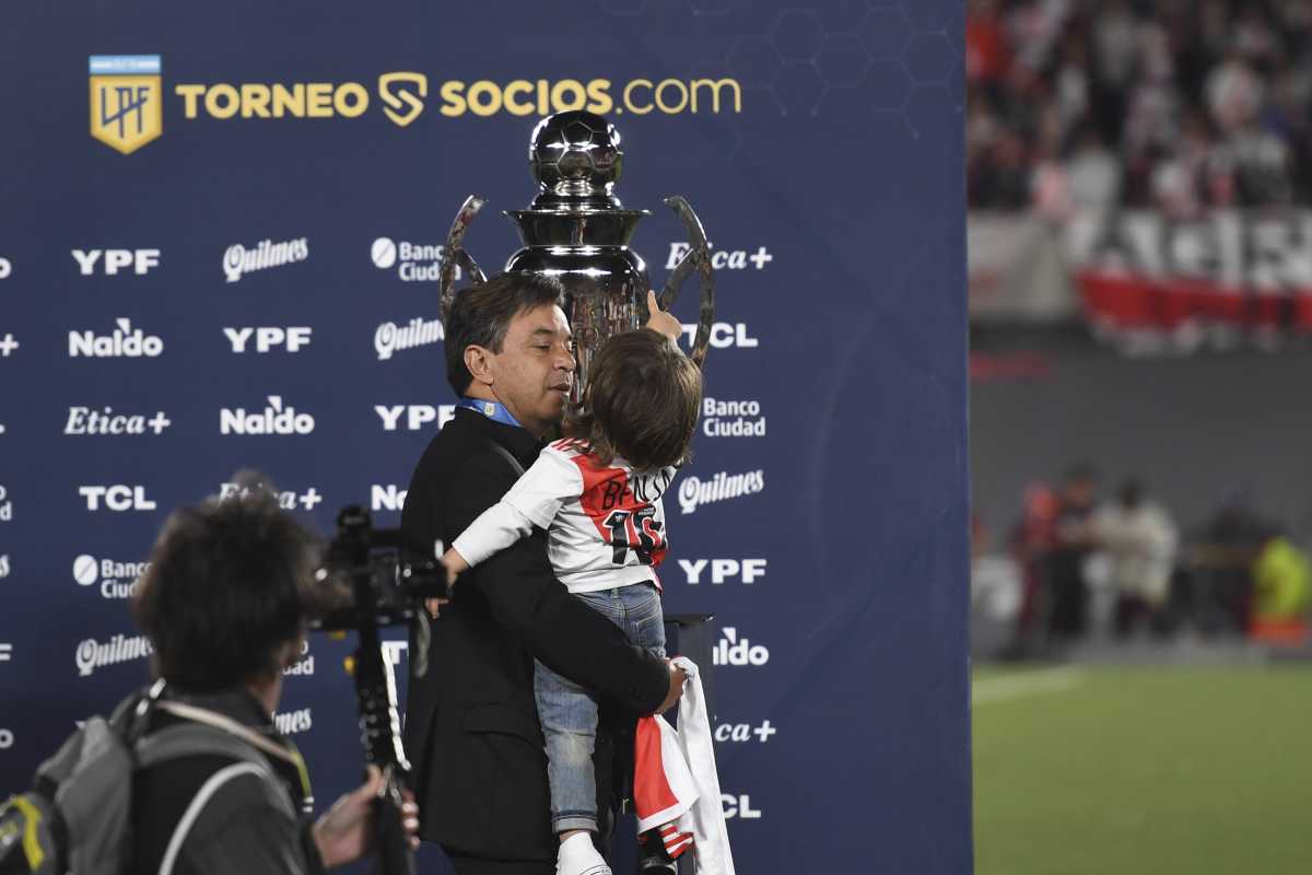 Marcelo Gallardo festejó el campeonato con uno de sus hijos en brazos. 