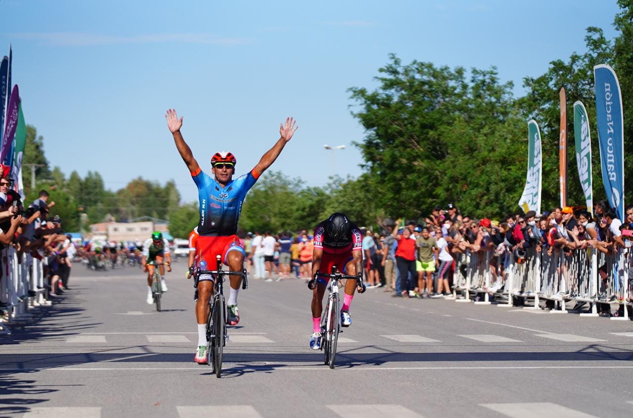 El chaqueño Juárez ganó la sexta etapa en Cutral Co. (Foto. Gentileza Carlos Mir)