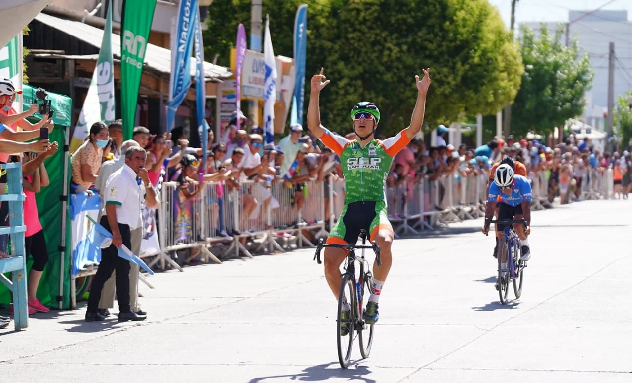 Cobarrubia se quedó con la victoria en la séptima etapa de la Vuelta al Valle en Allen. (Foto: Gentileza Carlos Mir)