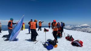 Una leona y otros emblemas del deporte lograron llegar a la cumbre del volcán Lanín