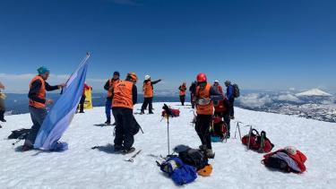 Los expedicionarios llegaron a la cumbre del Lanín. Foto: Facebook puentesdeluzsma