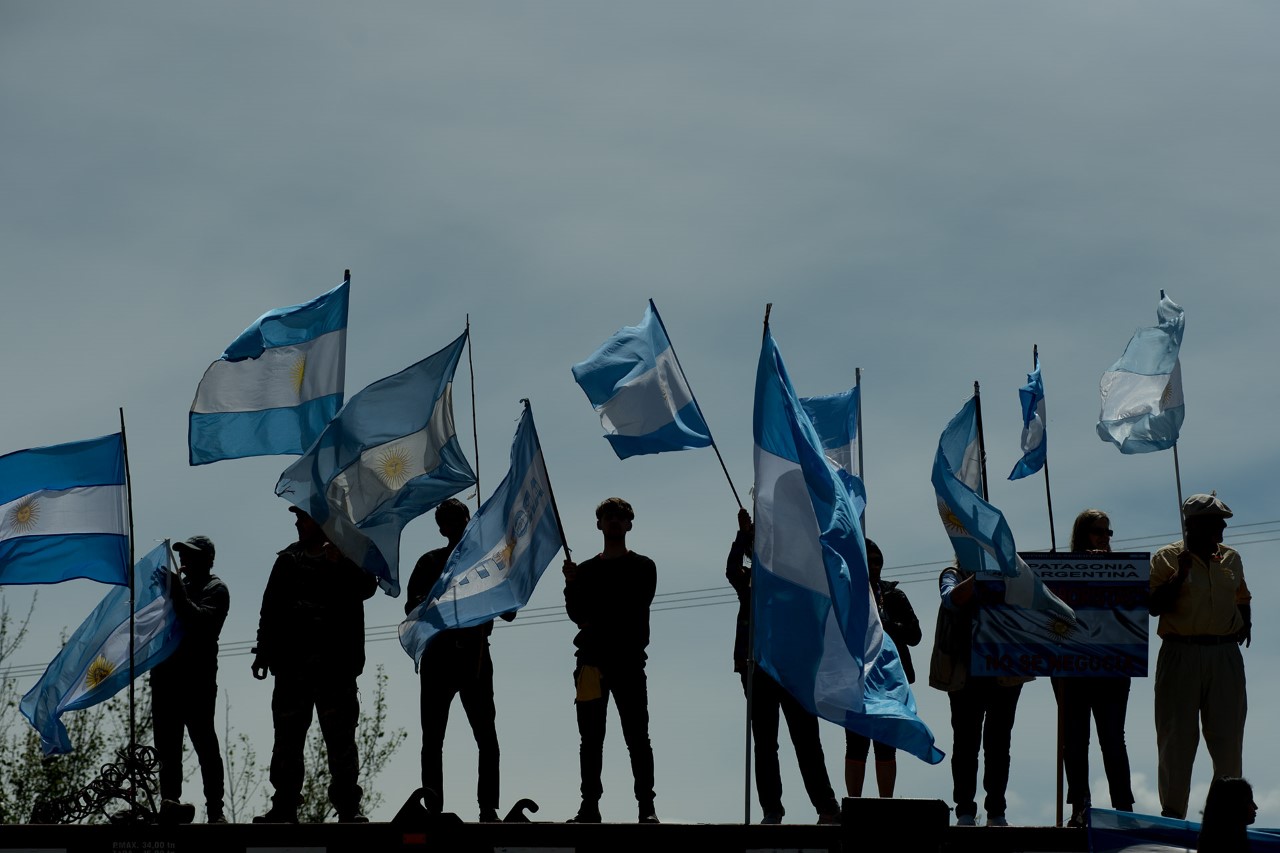La mayoría de los manifestantes concurrió con una bandera argentina. Foto: Marcelo Martínez
