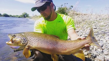 Pablo Oscar Blasco y una de las grandes truchas marrones del Limay Medio antes de la devolución. 