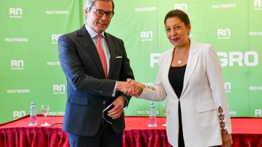 El embajador alemán en Argentina Ulrich Sante se reunió en Bariloche con al gobernadora Arabela Carreras. Foto: Gentileza Gobierno de Río Negro