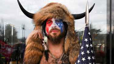 Jacob Chansley y su particular atuendo cuando ingresó al Capitolio. 