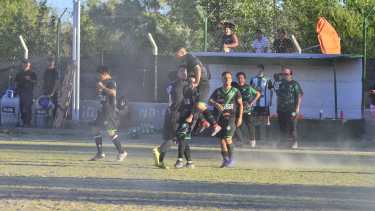 Con dos goles de Ulises Romero, Mainqué venció a Huergo. (Foto: Néstor Salas)