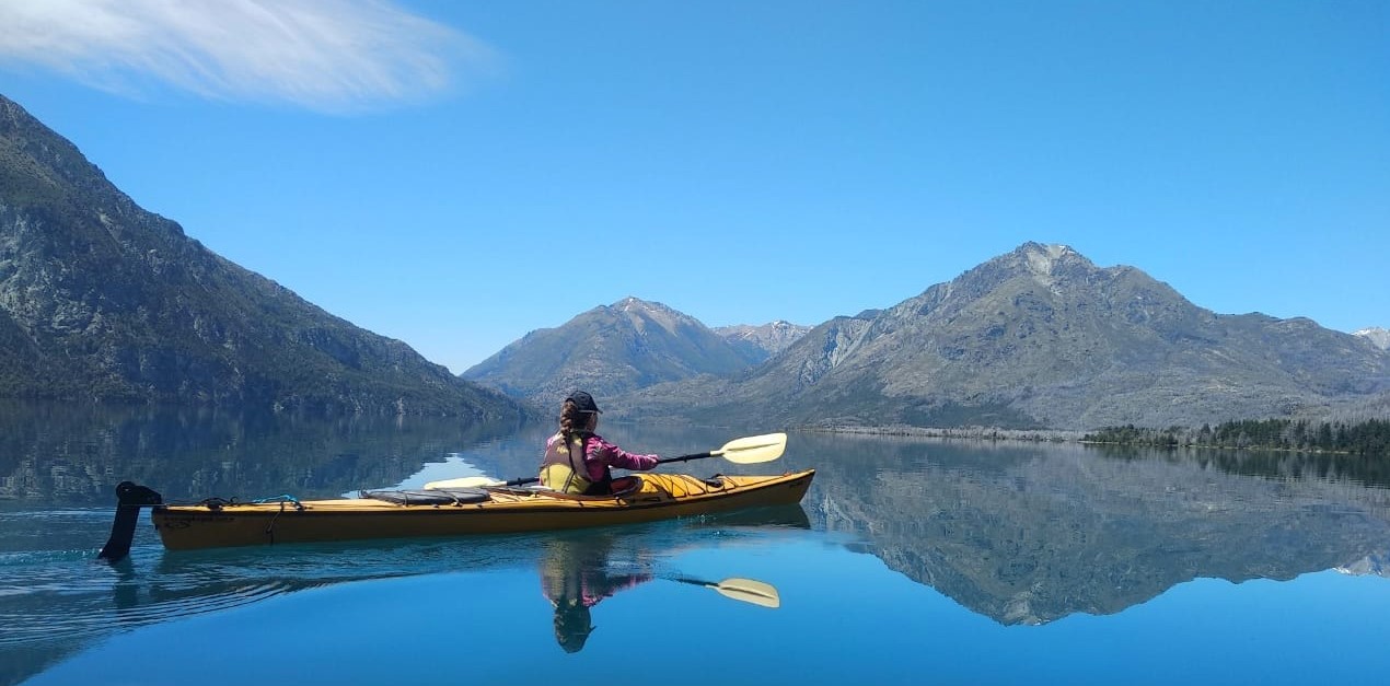 Travesía en kayak en el lago Epuyén, una aventura inolvidable en Puerto Patriada, noroeste de Chubut. 